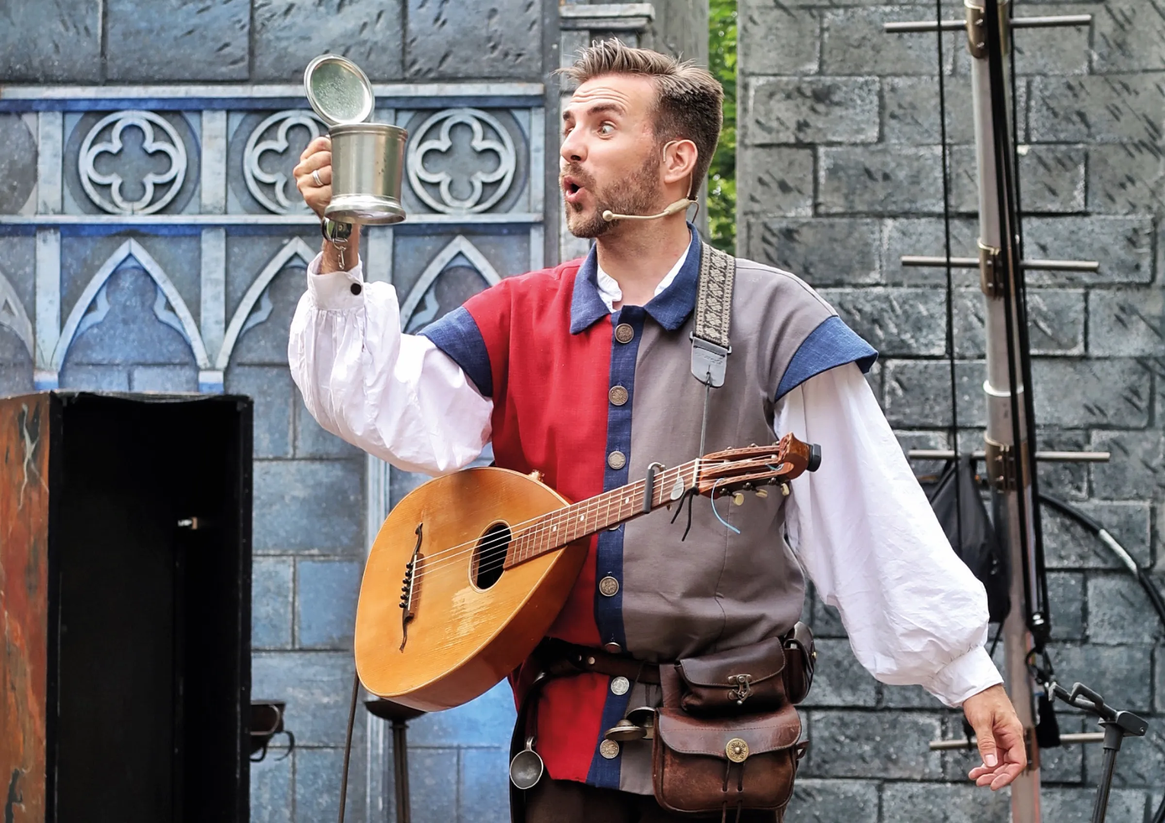 Barde Barlhow mit Instrument und Gewandung auf der Bühne