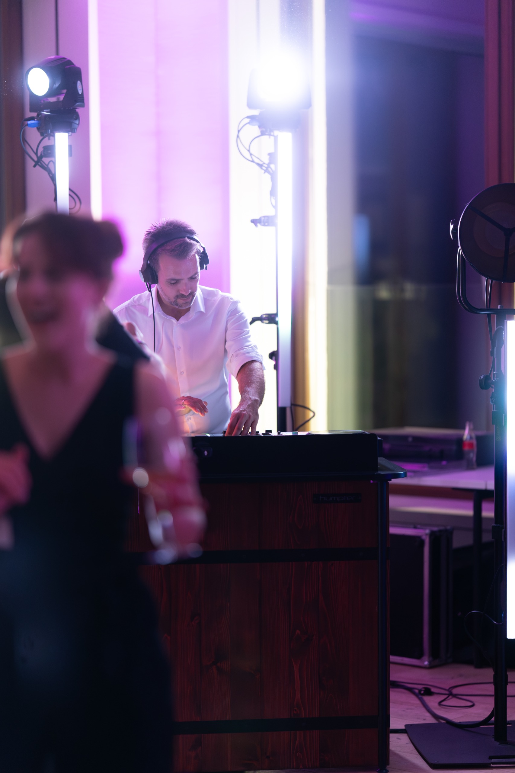 Danny Barlhow am DJ-Pult in violetter Lichtstimmung
