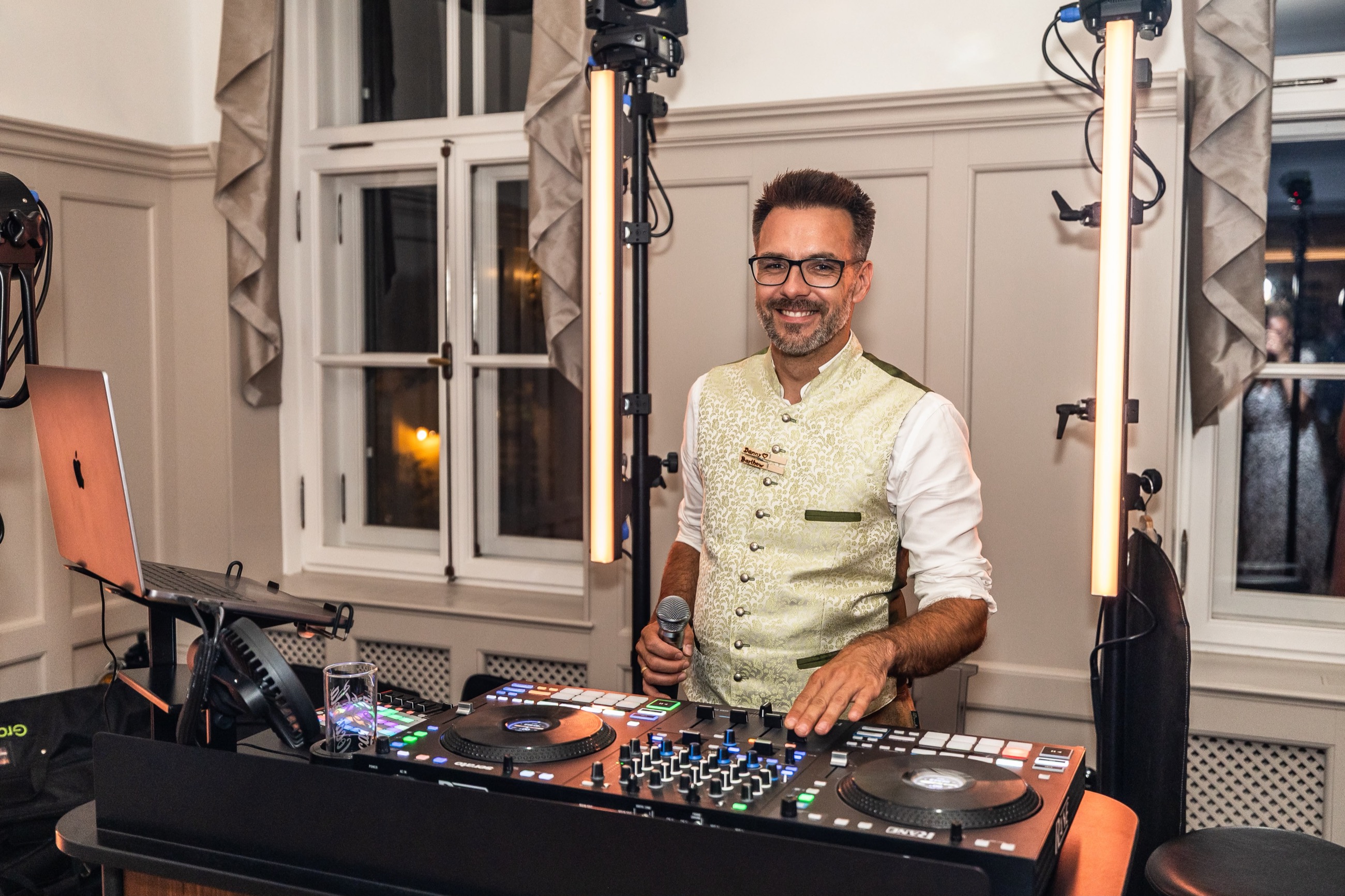 Danny Barlhow als DJ in Tracht am DJ-Pult