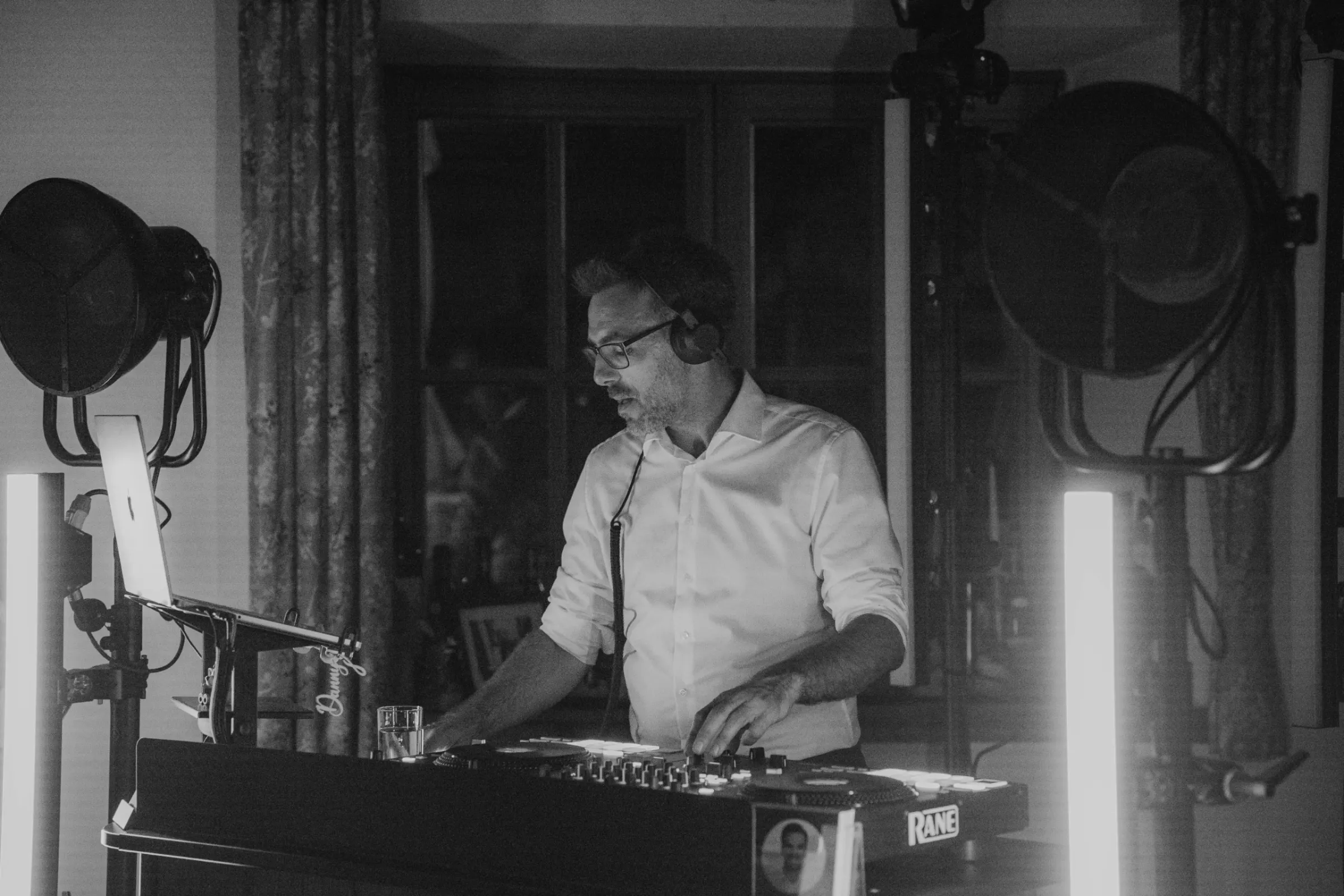 Danny Barlhow konzentriert am DJ-Pult