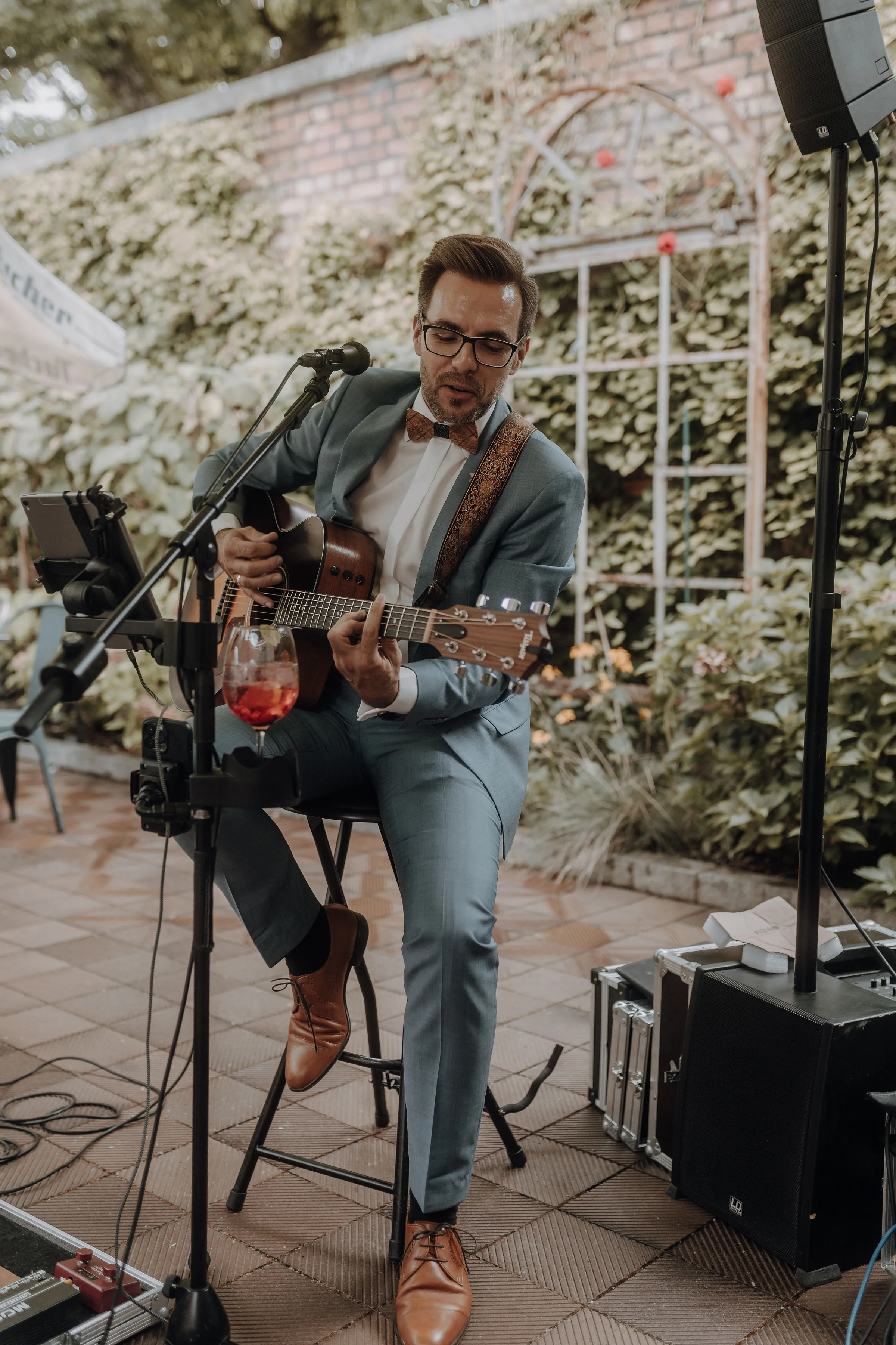 Live-Musiker mit Technik beim Sektempfang