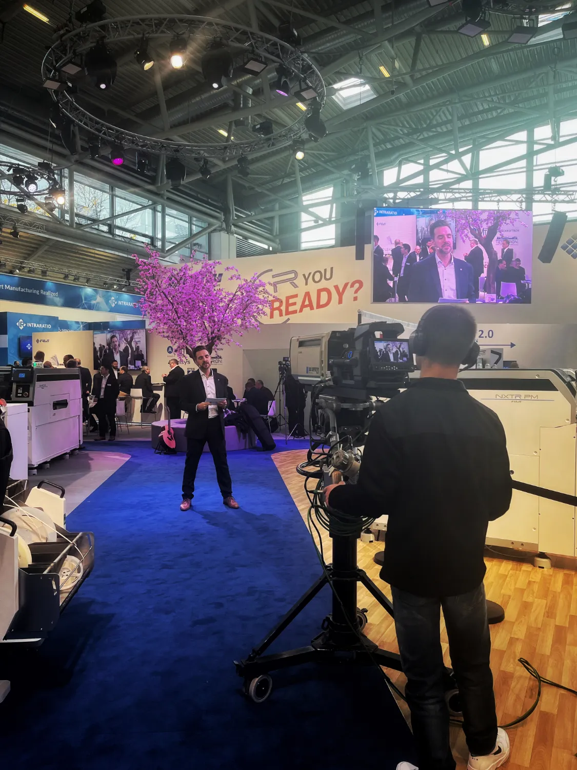 Danny Barlhow moderiert auf einer Messe vor Kamera und Publikum