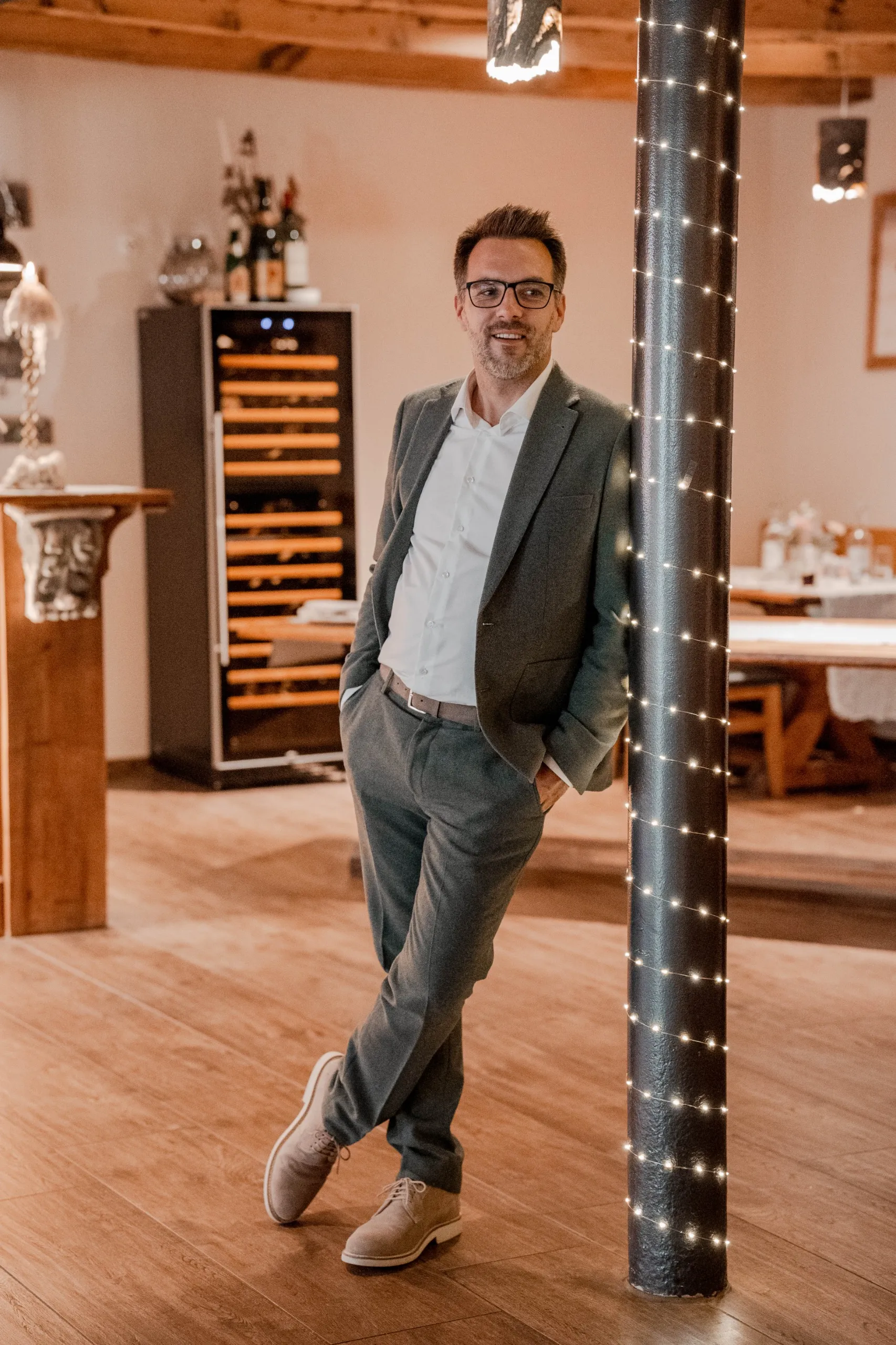 Danny Barlhow in einem festlichen Veranstaltungsraum vor der Moderation